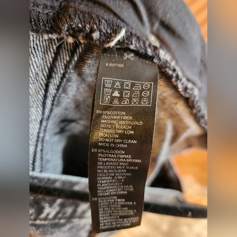 Forever 21 High-Waisted Distressed Black Jean Shorts - Picture 6 of 6